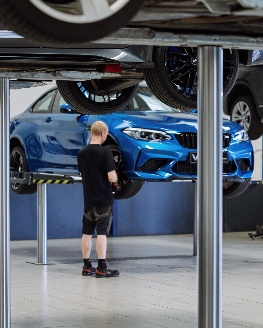 Mekanikeren skifter dæk på en BMW