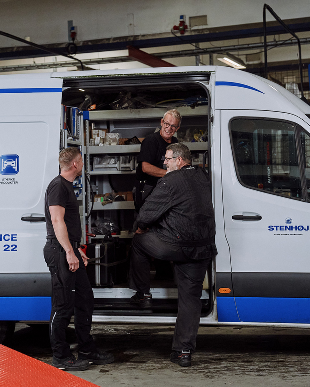 Serviceteknikerne får en snak i servicebilen