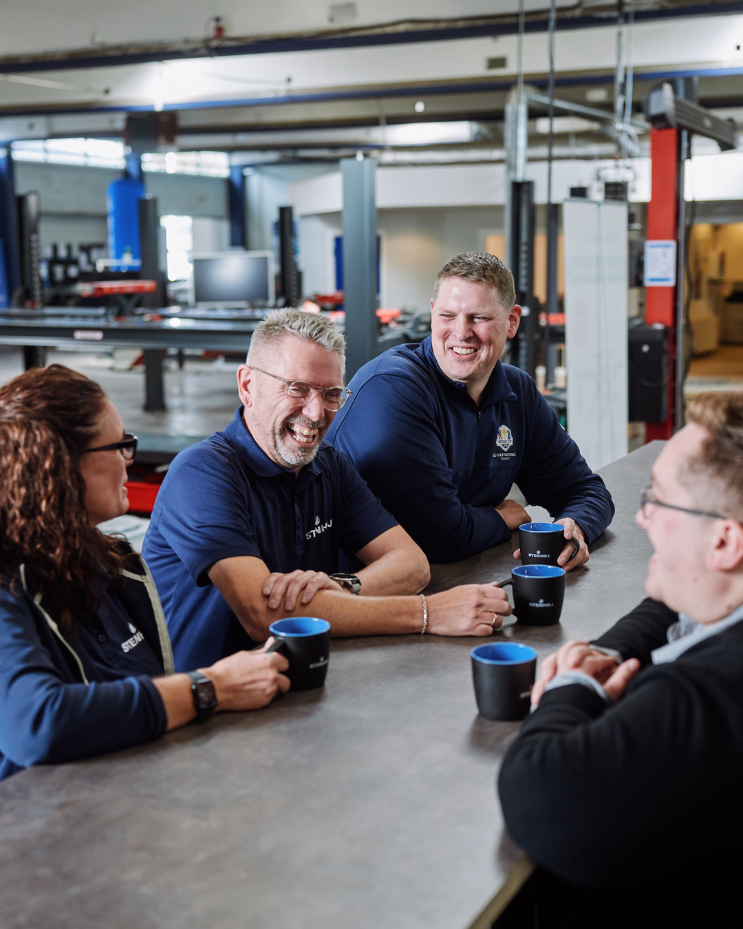 Kollegaerne hos Stenhøj hygger sig over en kop kaffe